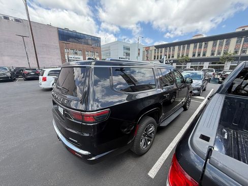 Used 2024 Jeep Wagoneer L Series II RWD image 2