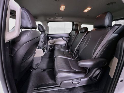 Used 2025 Kia Carnival FWD image 27