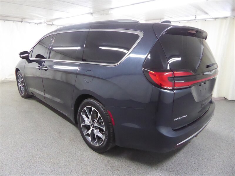 Used 2021 Chrysler Pacifica Touring-L FWD image 5