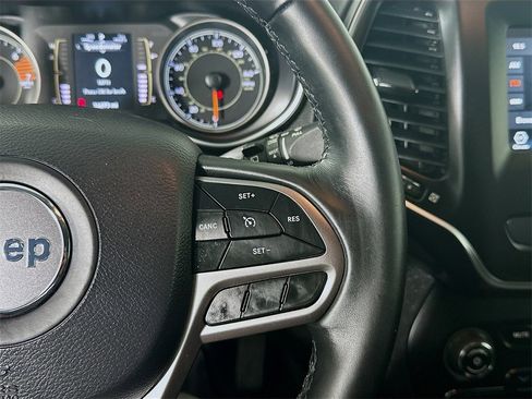 Used 2019 Jeep Cherokee Latitude Plus image 25