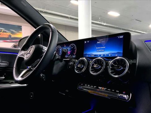 Used 2025 Mercedes-Benz GLA 250 image 34