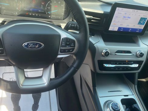 Used 2024 Ford Explorer XLT AWD/4WD image 18