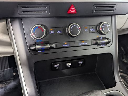 Used 2022 Kia Carnival LX FWD image 20