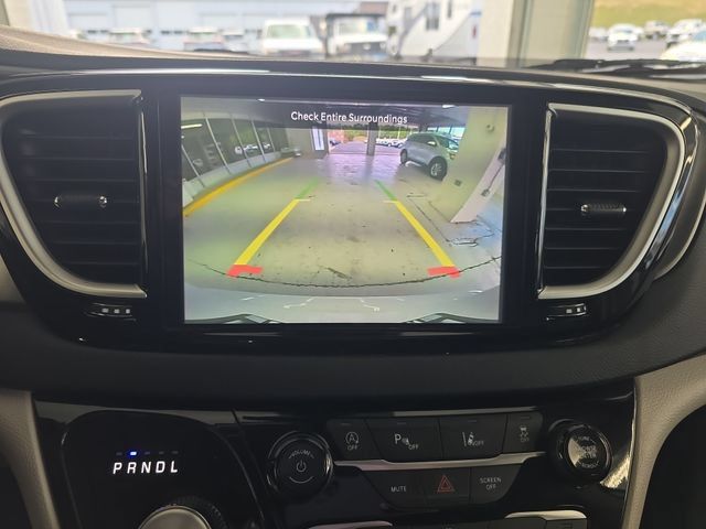 Used 2024 Chrysler Pacifica Touring-L FWD image 16