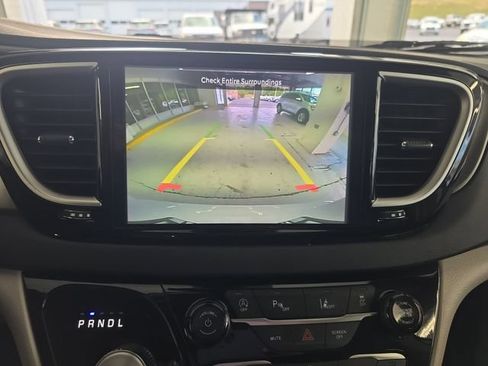 Used 2024 Chrysler Pacifica Touring-L FWD image 16