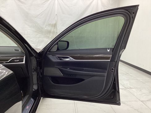 Used 2019 BMW 740i xDrive image 19