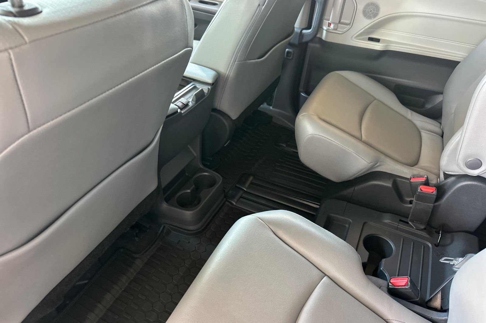 Certified 2024 Toyota Sienna XLE FWD image 15