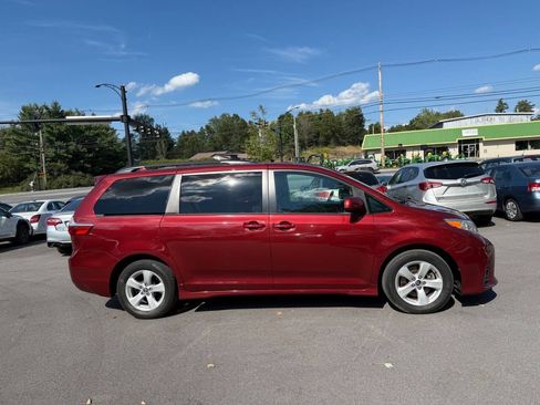 Used 2019 Toyota Sienna LE image 2