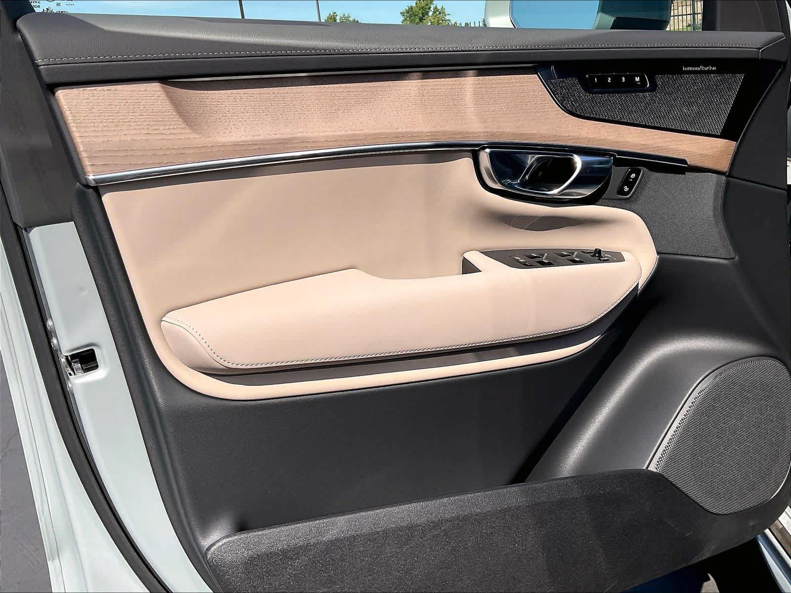 New 2026 Volvo XC90 T8 Plus w/ Protection Package Premier AWD/4WD image 24