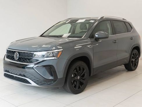 Used 2023 Volkswagen Taos SE w/ Panoramic Sunroof Package FWD image 7
