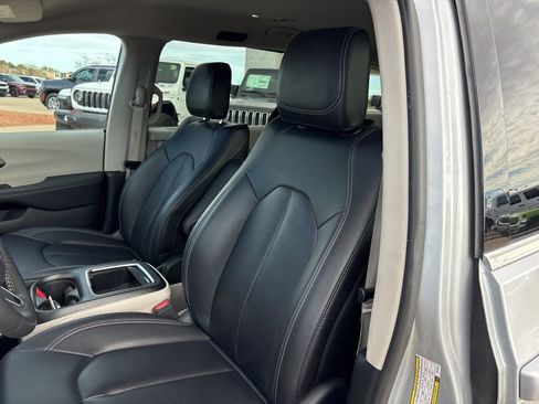 Used 2024 Chrysler Pacifica Touring-L FWD image 14