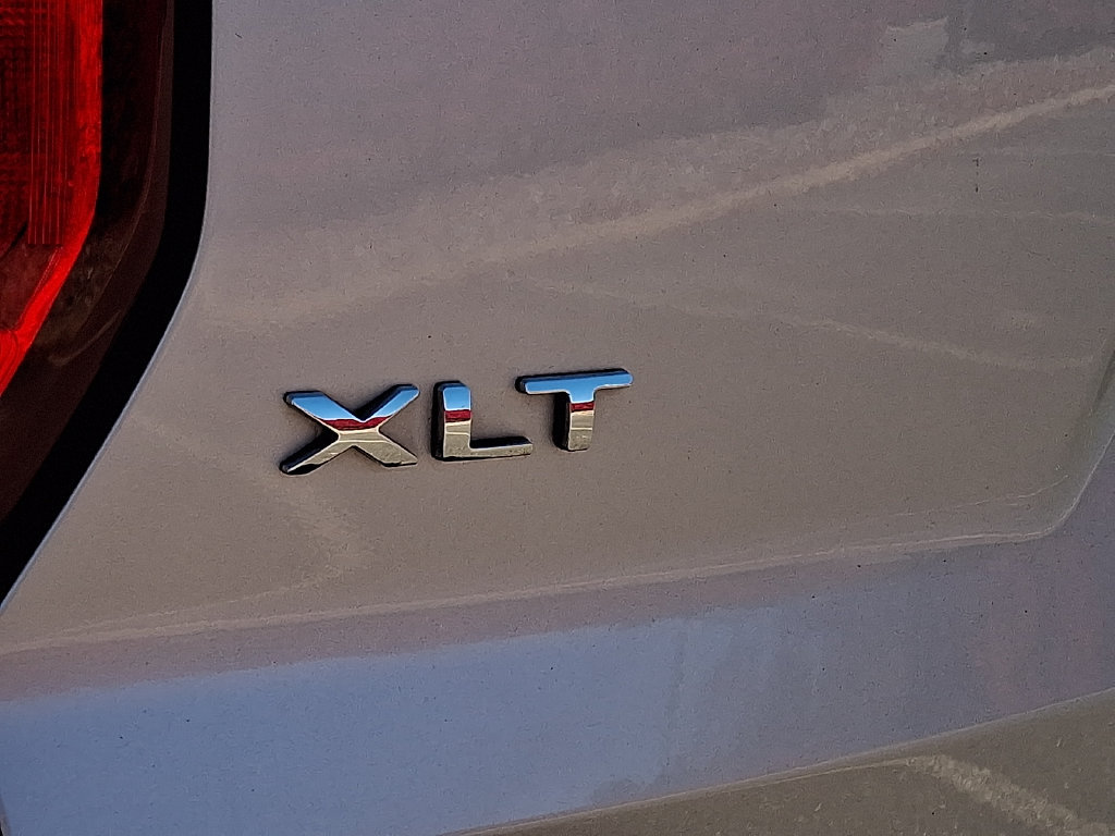 Used 2017 Ford Explorer XLT w/ Equipment Group 202A AWD/4WD image 32