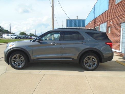 Used 2024 Ford Explorer XLT w/ Equipment Group 202A AWD/4WD image 2