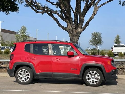 Used 2017 Jeep Renegade Latitude FWD image 3