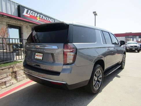 Used 2021 Chevrolet Suburban LT w/ Luxury Package RWD image 4
