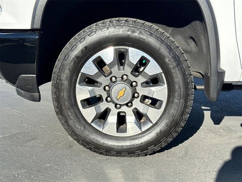 Used 2025 Chevrolet Silverado 2500 Custom w/ Custom Value Package image 8