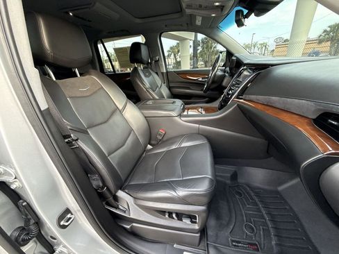 Used 2019 Cadillac Escalade Premium Luxury image 16