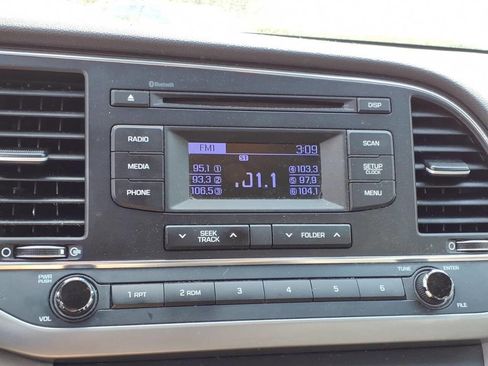 Used 2018 Hyundai Elantra SE image 16