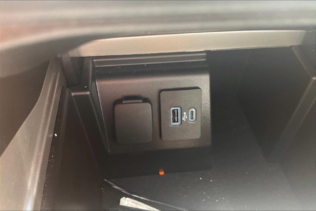 Used 2024 Ford Explorer XLT w/ Equipment Group 202A RWD image 14