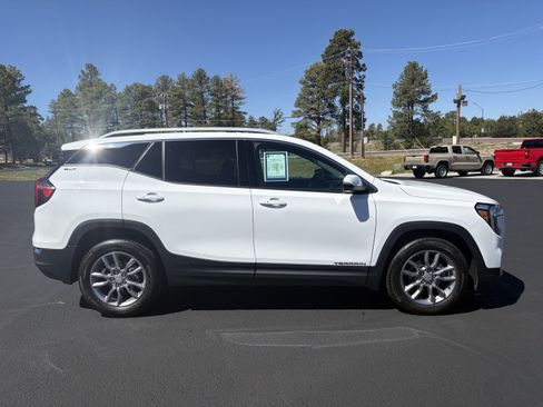 Used 2024 GMC Terrain SLT FWD image 7