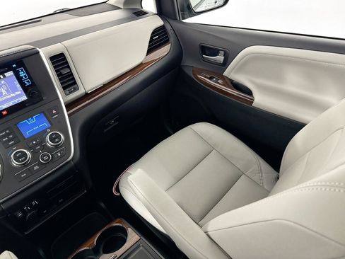 Used 2017 Toyota Sienna Limited Premium image 32