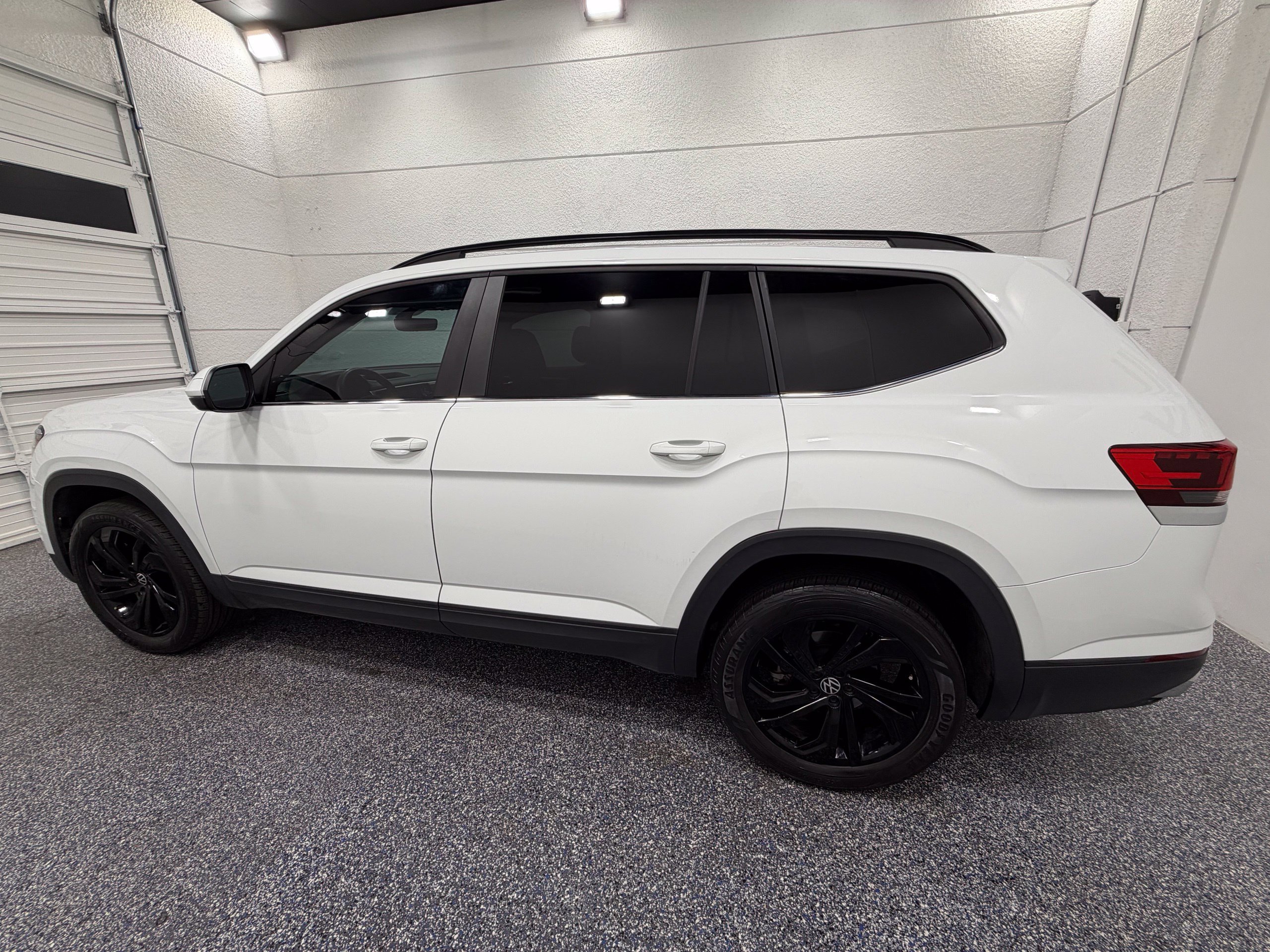 Certified 2023 Volkswagen Atlas SE w/ Black Wheel Package FWD image 3