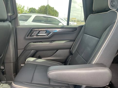 Used 2025 GMC Yukon Elevation AWD/4WD image 12