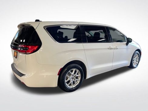 Used 2023 Chrysler Pacifica Touring-L FWD image 5