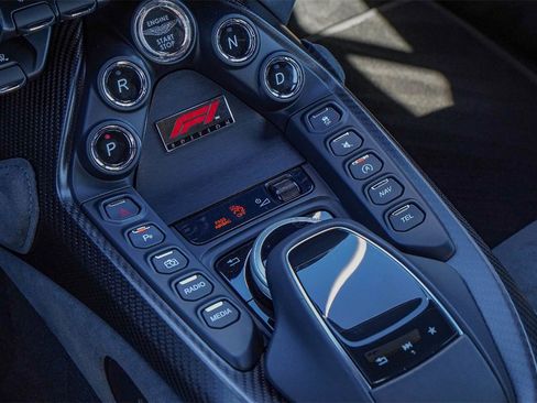 Used 2023 Aston Martin V8 Vantage Coupe image 32