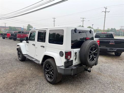 Used 2018 Jeep Wrangler Unlimited Sahara AWD/4WD image 7