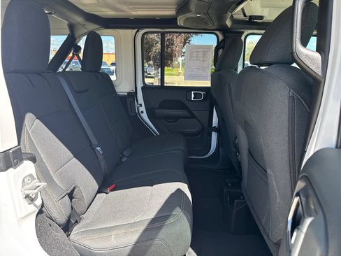 Used 2025 Jeep Wrangler Unlimited Sahara AWD/4WD image 32