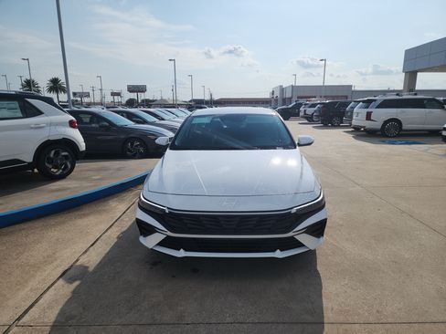 New 2026 Hyundai Elantra SE FWD image 2