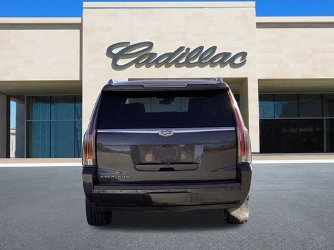 Used 2018 Cadillac Escalade ESV Premium Luxury image 4