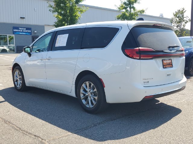 Certified 2024 Chrysler Pacifica Touring-L AWD/4WD image 6