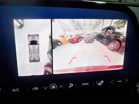 Used 2025 Chevrolet Traverse LT w/ Sun and Wheel Package image 7