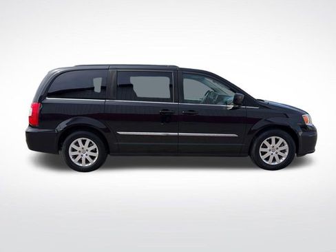 Used 2016 Chrysler Town & Country Touring FWD image 9