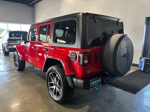 Used 2024 Jeep Wrangler Unlimited w/ Convenience Group AWD/4WD image 8