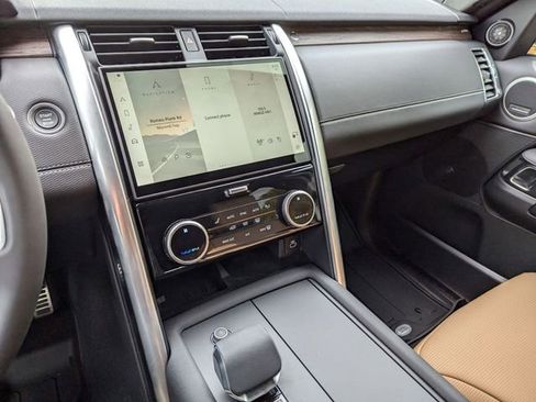 New 2025 Land Rover Discovery Dynamic SE image 11