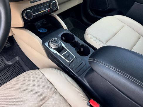 Used 2022 Ford Escape SEL w/ Technology Package image 26