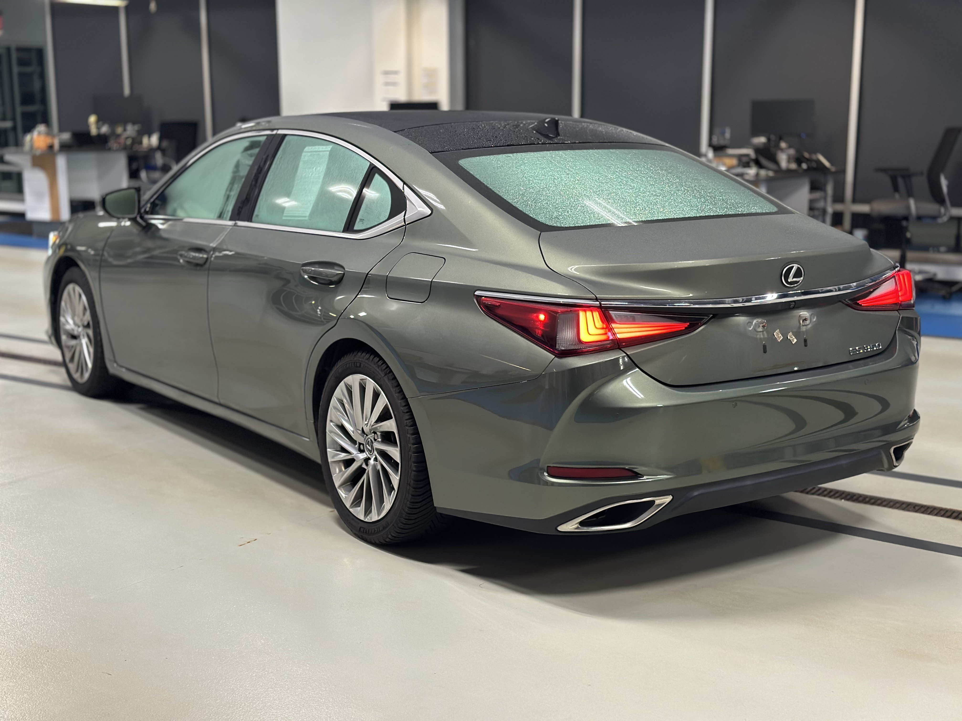 Used 2019 Lexus ES 350 Ultra Luxury w/ Accessory Package 2 FWD image 8