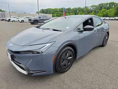 Used 2024 Toyota Prius Prime FWD image 3