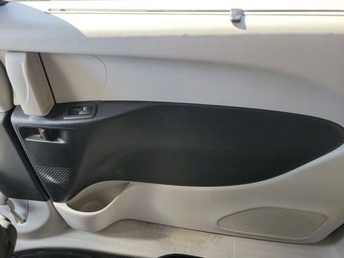 Used 2023 Chrysler Pacifica Touring-L FWD image 11