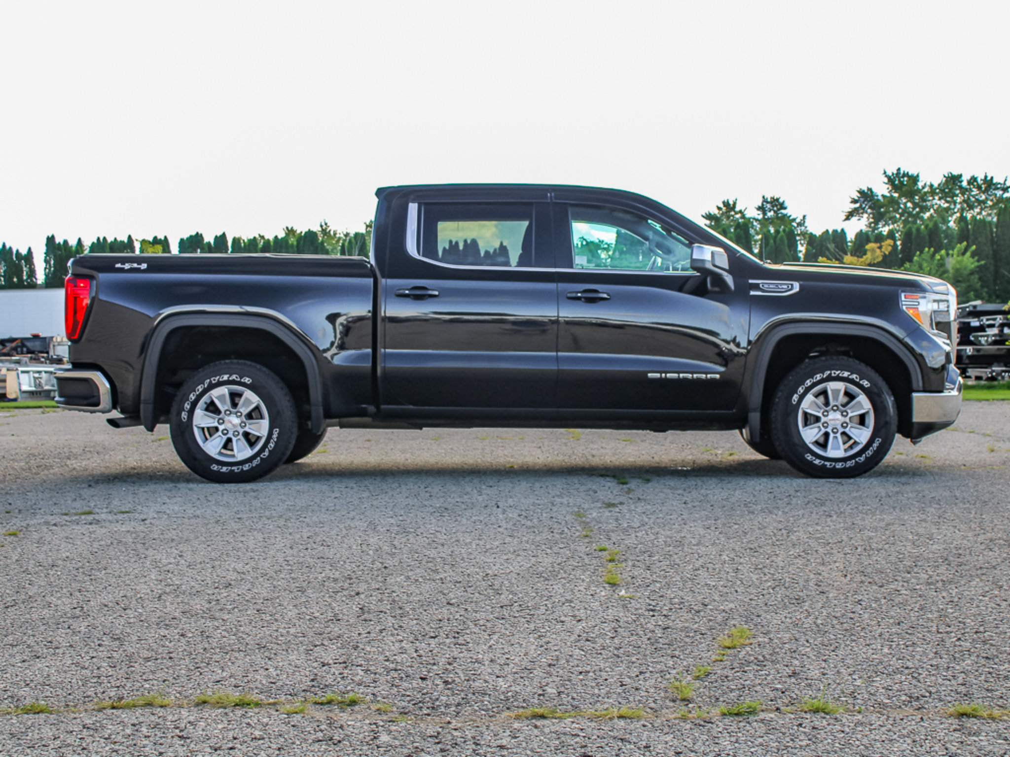 Used 2019 GMC Sierra 1500 SLE w/ SLE Value Package AWD/4WD image 2