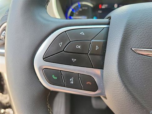 Used 2024 Chrysler Pacifica Limited FWD image 24