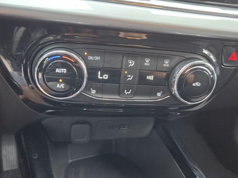 Certified 2025 Chevrolet Trax LT w/ LT Convenience Package FWD image 29