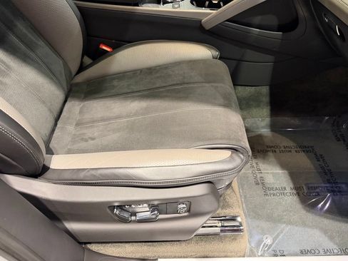 Used 2022 Bentley Bentayga AWD/4WD image 60