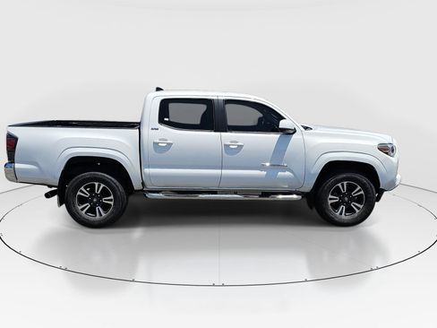 Used 2017 Toyota Tacoma SR5 RWD image 4