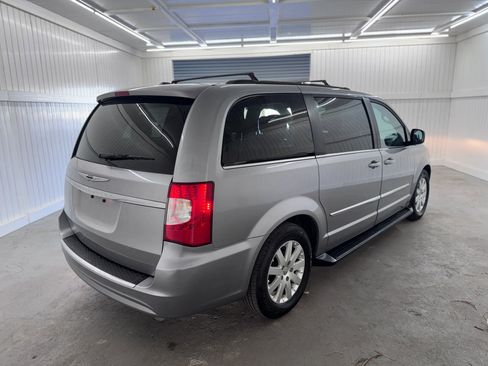 Used 2015 Chrysler Town & Country Touring image 5