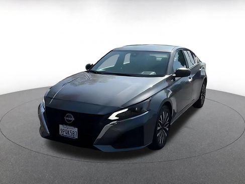 Used 2025 Nissan Altima 2.5 SV FWD image 7