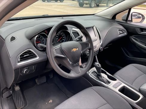 Used 2018 Chevrolet Cruze LS image 16
